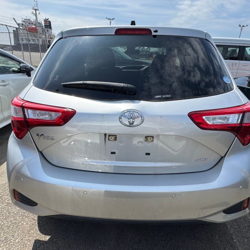 Toyota Vitz 2018 Silver - Image 10