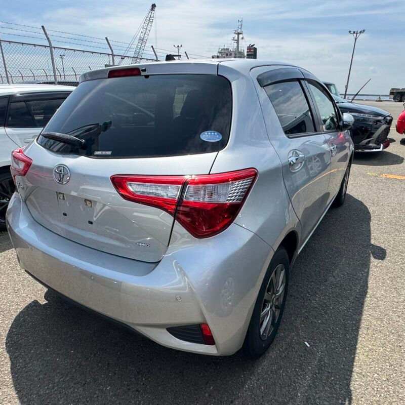 Toyota Vitz 2018 Silver - Image 9