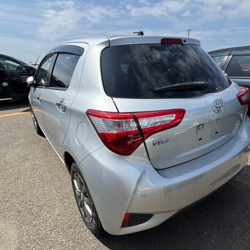 Toyota Vitz 2018 Silver - Image 8