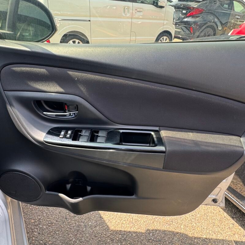 Toyota Vitz 2018 Silver - Image 6