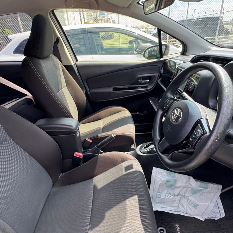 Toyota Vitz 2018 Silver - Image 4
